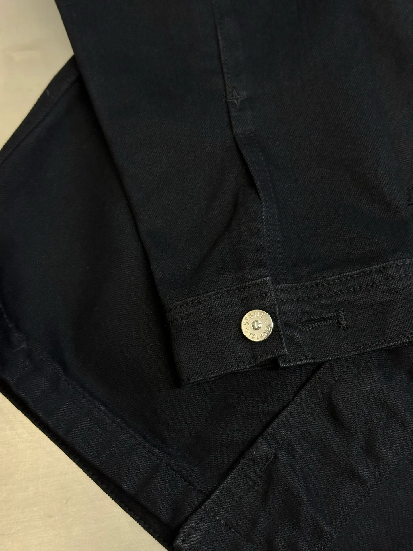 P520 Stonelsland Stone Island emblem denim jacket is made of custom-made high-density twill denim fabric. The front chest pocket is cut into the front panel in a golden ratio. The iconic Stonelsland emblem is embellished on the sleeves, like a unique medal, highlighting the brand's imprint. The whole piece of clothing is washed with medium filial piety, using a special solution to remove stains and slight fading, and then snowflake washed, using a strong washing method to fade the color to make it more uniform. The whole piece of clothing is stitched together using an embedded clamping machine. By changing the needle position, the embedded clamping machine can control the distance between the two needles to achieve seamless, smooth and tidy splicing. Size: s m l xl
